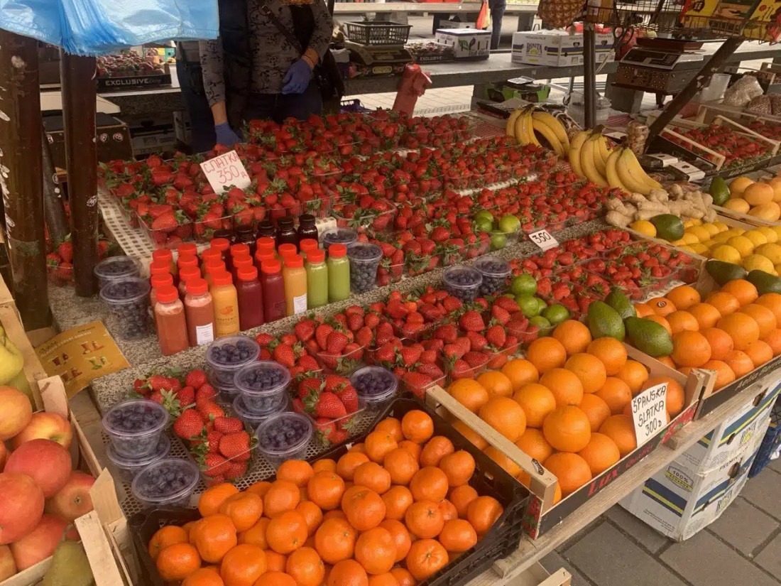 Cene pred Đurđevdan: Prodavci trljaju ruke, ovako je na pijaci (FOTO)