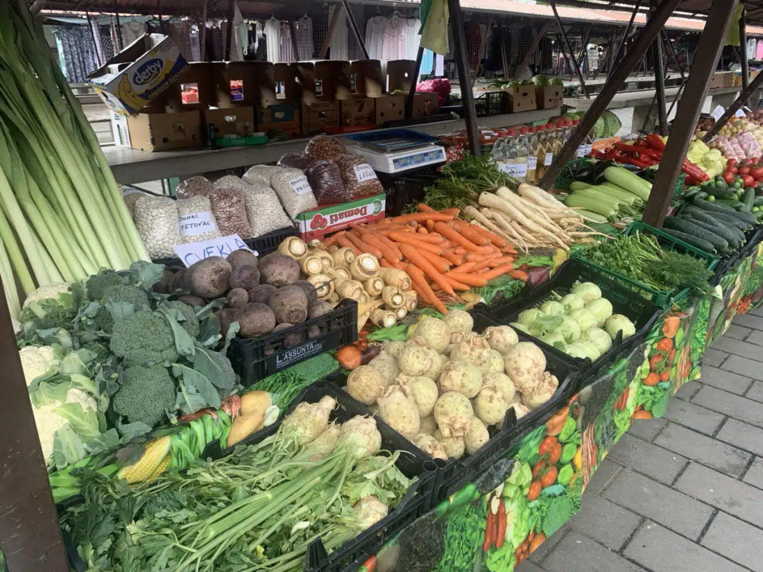 Cene pred Đurđevdan: Prodavci trljaju ruke, ovako je na pijaci (FOTO)