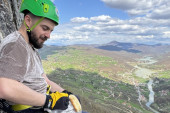 Dobar burek ne bira ni mesto, ni vreme! Planinari na strmim stenama napravili neobičnu pauzu (FOTO)