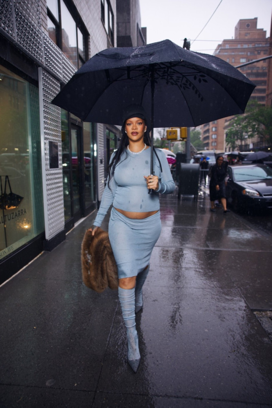 Rijana treći put trudna! Pokazala stomačić uoči Met Gale (FOTO)