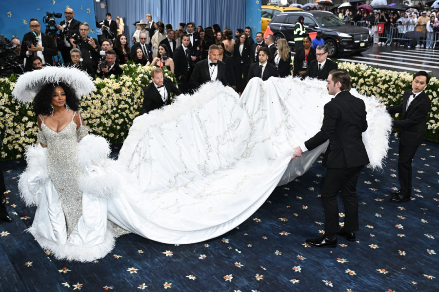 Noć kada se mašta pretvara u najspektakularnije modne komade: Pogledajte neka od najboljih izdanja na Met Gali (FOTO)