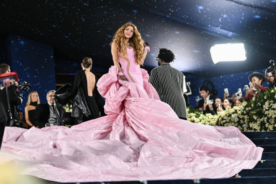 Ogromna sažvakana žvaka: Temu je očigledno ignorisala, a Šakira podelila fanove zbog džinovske ružičaste haljine (FOTO)