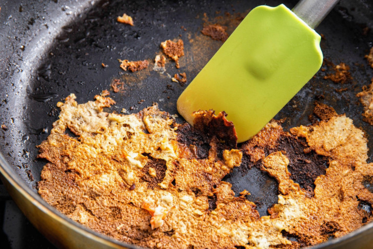 Nemojte odmah da ga bacate u đubre: Jedno povrće spašava zagorelo jelo