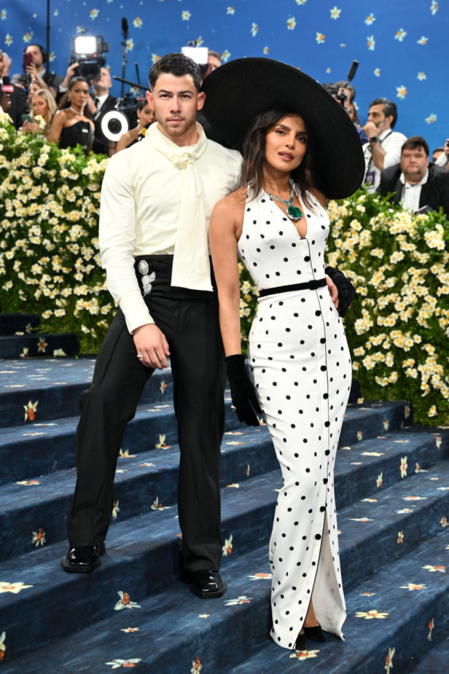 Nije sahrana, već Met Gala! Optuženi za promašenu temu, dosadu i užasan izbor: Najgore obučeni na crvenom tepihu (FOTO)