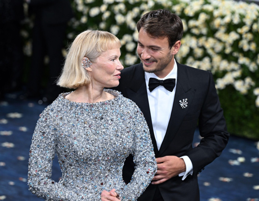 Pamela Anderson kao hodajuća disko kugla: Bez šminke i sa odvažnom frizurom o kojoj bruji ceo internet (FOTO)