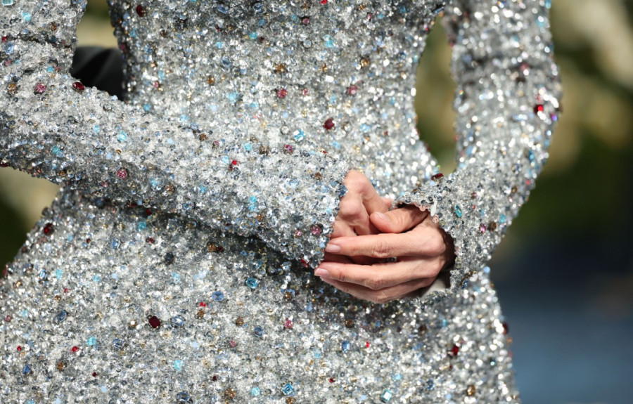 Pamela Anderson kao hodajuća disko kugla: Bez šminke i sa odvažnom frizurom o kojoj bruji ceo internet (FOTO)