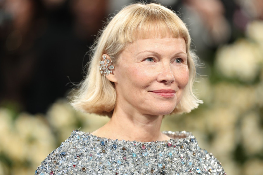 Pamela Anderson kao hodajuća disko kugla: Bez šminke i sa odvažnom frizurom o kojoj bruji ceo internet (FOTO)