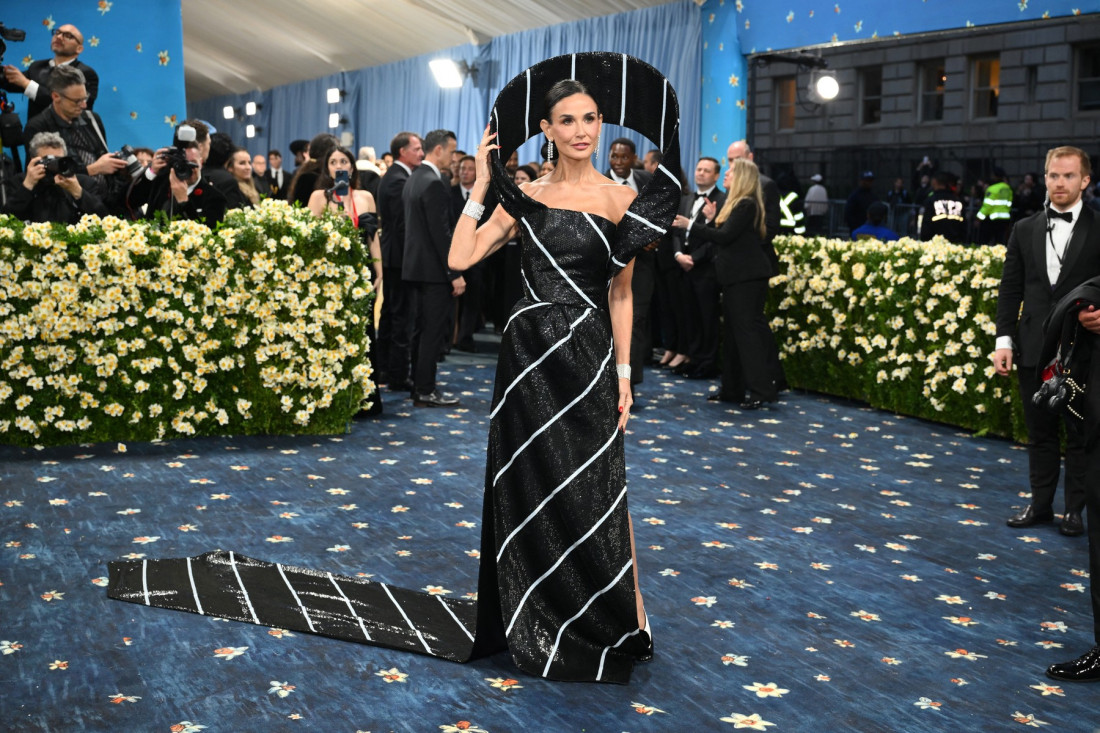 Milion perlica i kravata do poda:  Od Demi Mur se nije očekivao ovako kontroverzan autfit za Met Galu (FOTO)