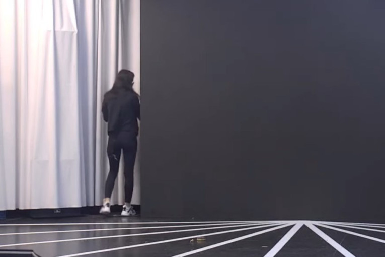 Lomi i razbija! Rijaliti učesnica pokušava da pobegne sa imanja (VIDEO)