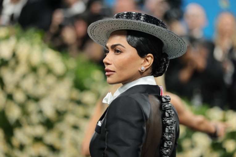 Pas robot, kinetička kičma i šešir poznatog srpskog dizajnera: Mona Patel ponovo zasenila Met Galu futurističkim aksesoarima (FOTO)