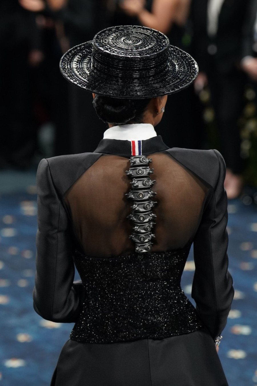 Pas robot, kinetička kičma i šešir poznatog srpskog dizajnera: Mona Patel ponovo zasenila Met Galu futurističkim aksesoarima (FOTO)