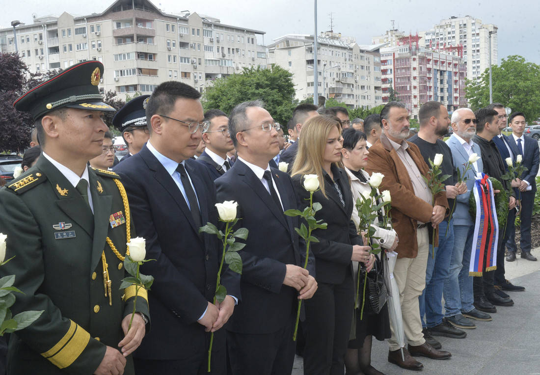Punih 26 godina od bombe koja je odjeknula svetom: Obeležena godišnjica NATO napada na kinesku ambasadu (FOTO/VIDEO)