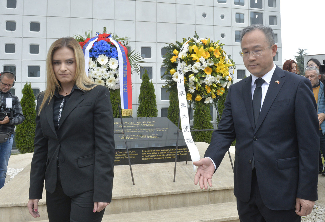 Punih 26 godina od bombe koja je odjeknula svetom: Obeležena godišnjica NATO napada na kinesku ambasadu (FOTO/VIDEO)
