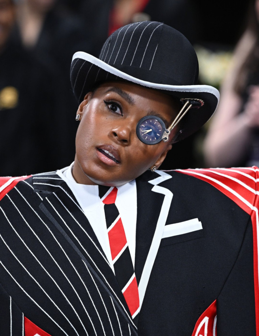 Klavir na leđima, zlatne kandže i kofer pun latica ruža: Ovo su najluđi i najkreativniji aksesoari sa Met Gale