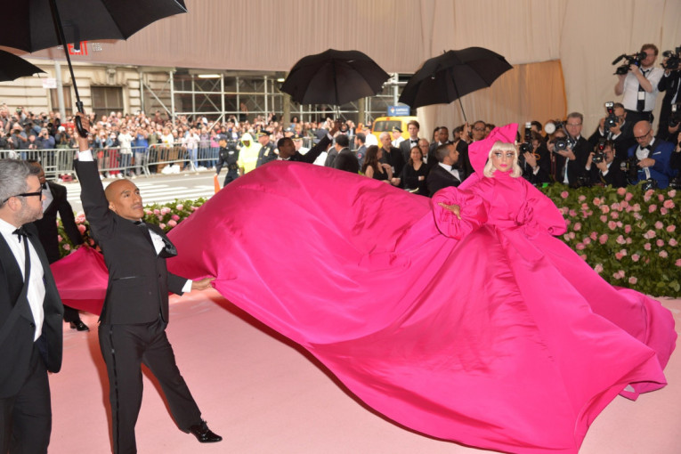 Skoro da nije bilo mesta za druge: Tri haljine sa Met Gale koje su privukle svu pažnju svojom dužinom (FOTO)