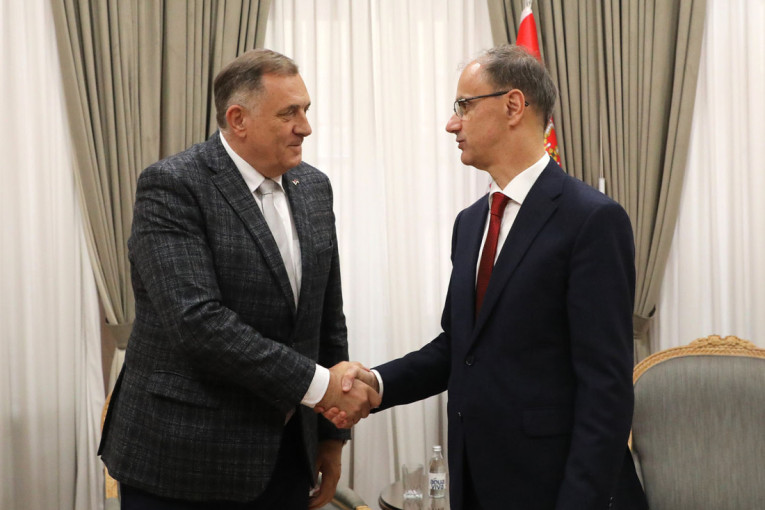 Cvece za stradale: Dodik i Macut odali poštu srpskim žrtvama u Starom Brodu