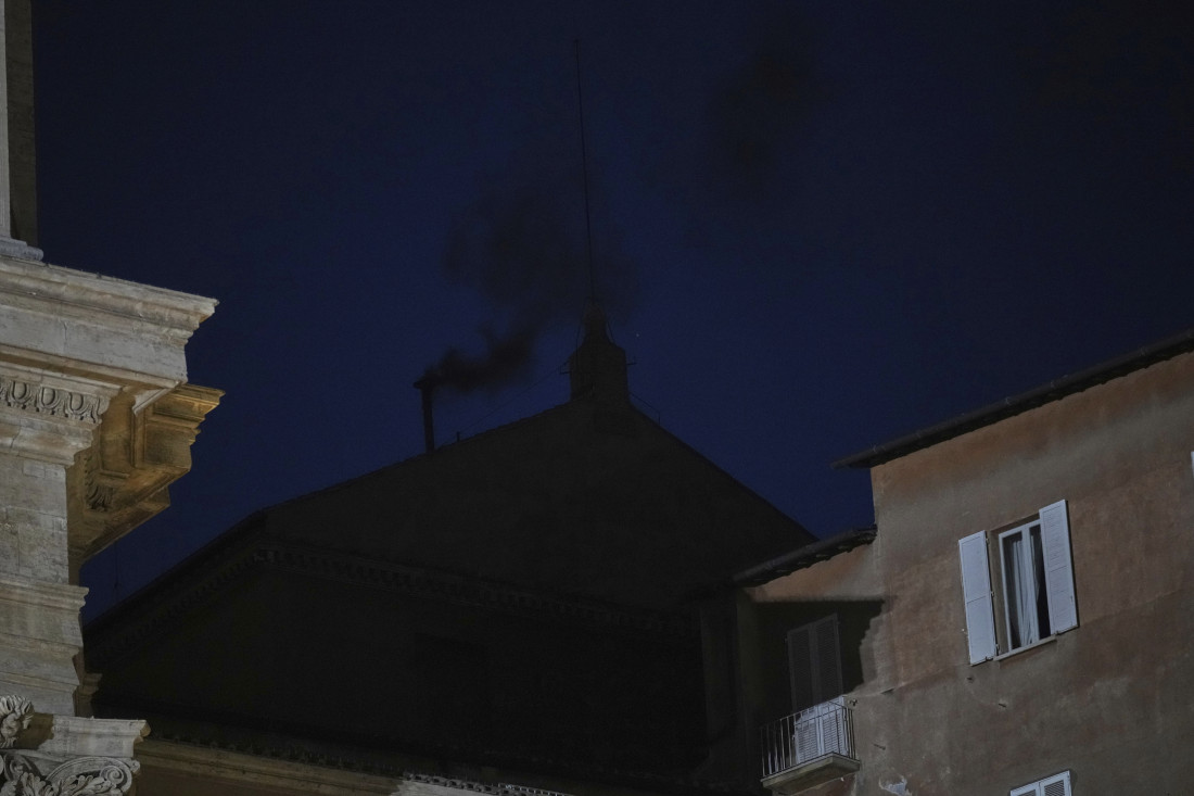 Crni dim kulja iz dimnjaka Sikstinske kapele: Katolici još čekaju novog papu! (FOTO)