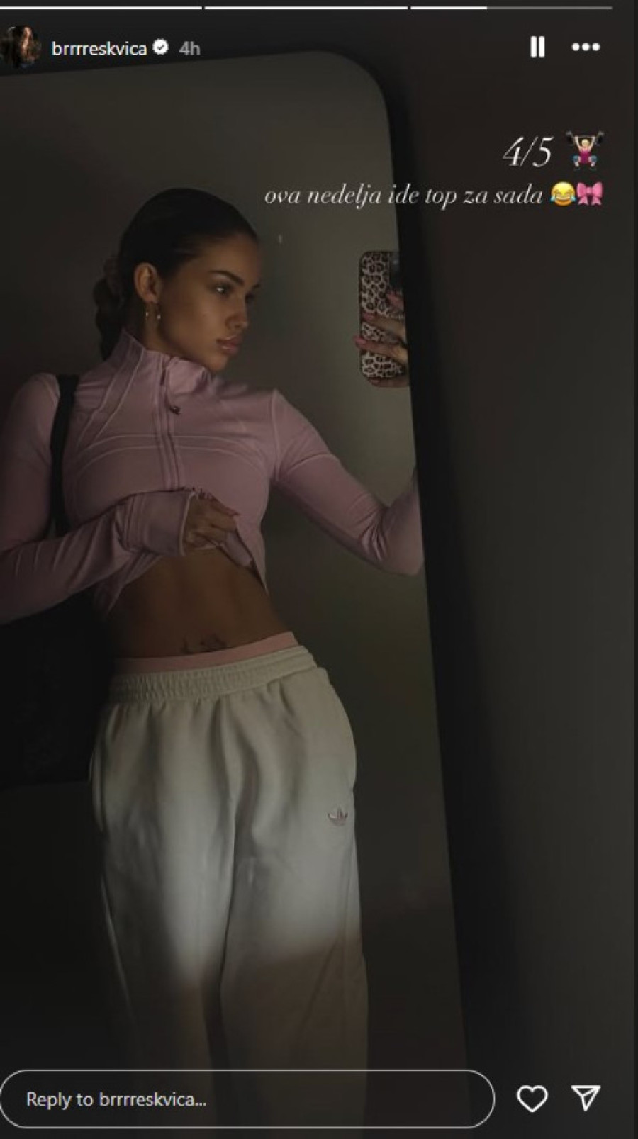 Breskvica provocira! Pokazala izvajanu liniju, a stomak zategnut kao praćka