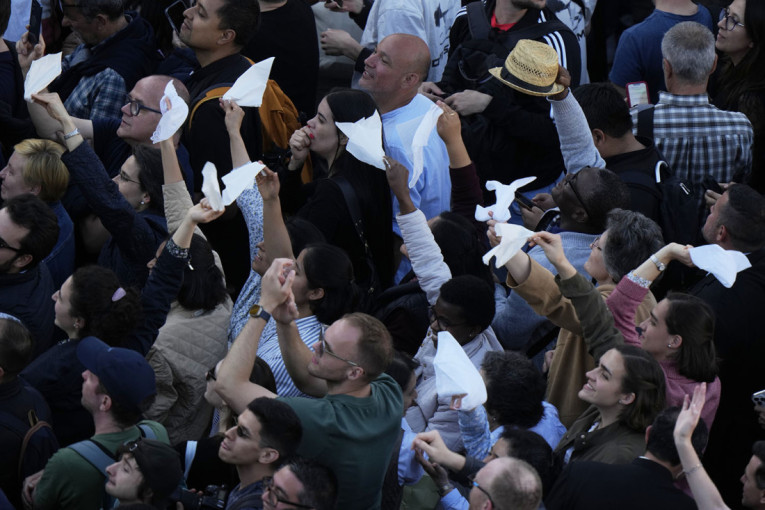 Kako su beli dim i “Habemus papam” postali simboli izbora pape
