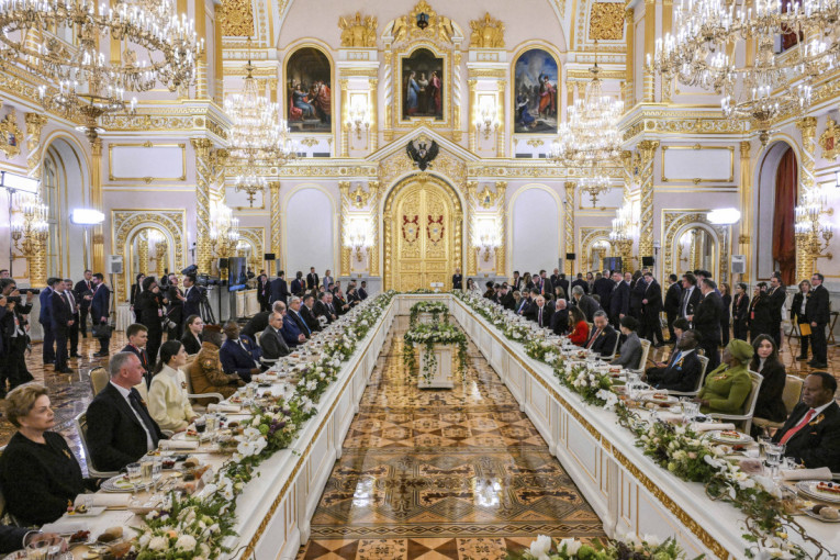 Da li biste se usudili da je probate? Snimak ukrajinske torte od ribe izaziva zgražavanje, ali i znatiželju (VIDEO)