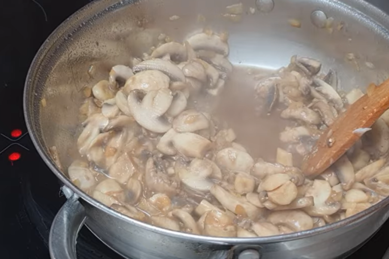 Specijalitet iz Kremlja: Medaljoni od divljači sa šumskim pečurkama, jelo koje vole i svetski lideri (RECEPT)