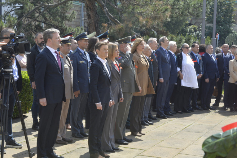 Ruže za oslobodioce: Zvaničnici odali počast borcima na Groblju oslobodilaca Beograda (FOTO)