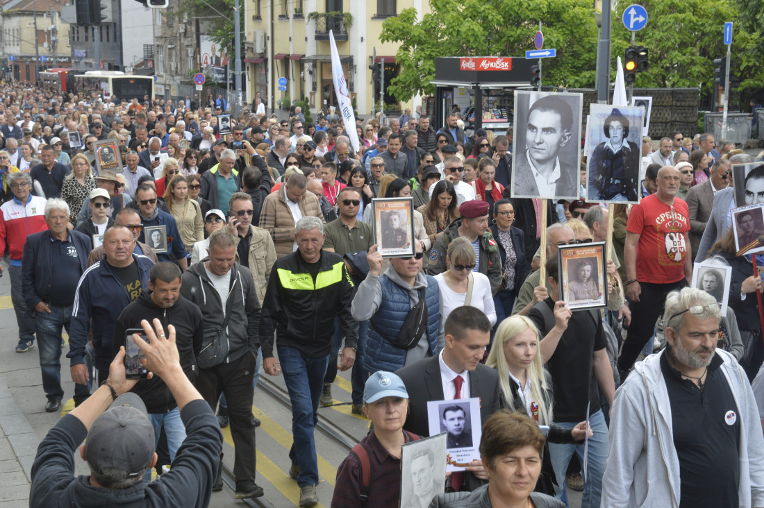 Besmrtni puk marširao Beogradom: U koloni sećanja ministri, građani i Rusi - počeo spektakularan koncert na Trgu republike (FOTO/VIDEO)