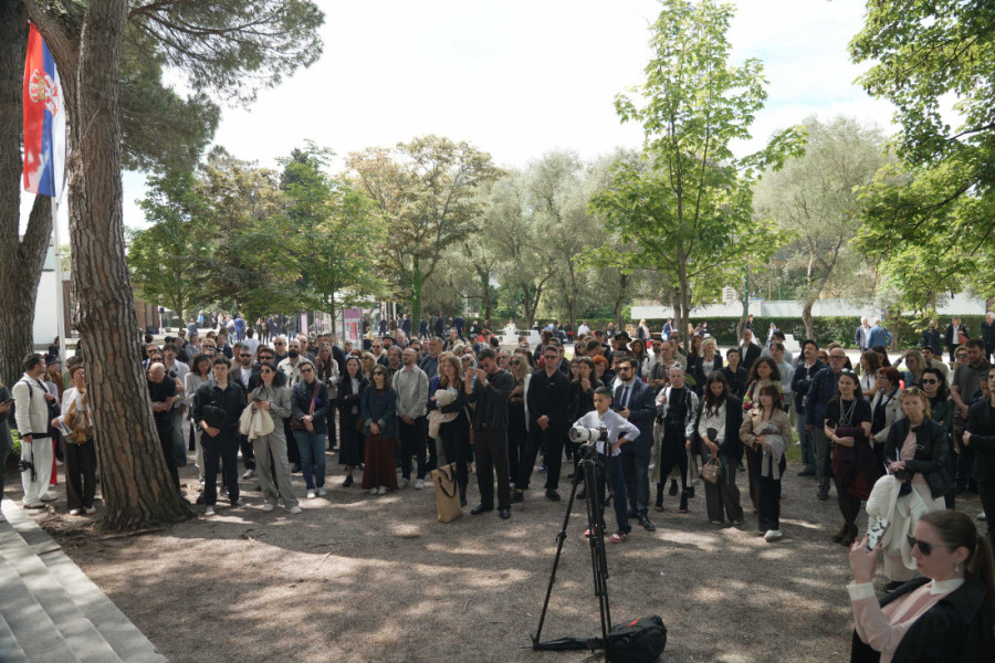 Svečano otvorena izložba Srbije na Bijenalu u Veneciji: Dva sveta koja povezuje jedna ruka (FOTO)