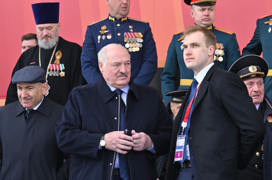 Sedeo je bliže Putinu nego Lukašenko: Plavokosi mladić privukao pažnju na Paradi pobede, zovu ga "princom Belorusije" (FOTO)