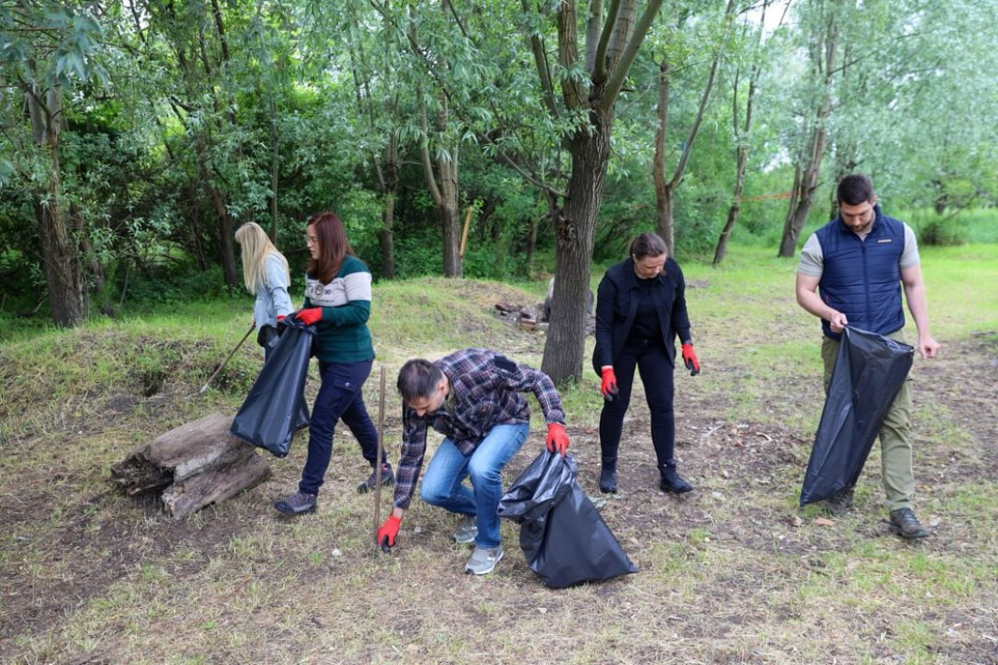 Ministarka Pavkov i gradonačelnik Mićin u zajedničkoj akciji čišćenja Dunava sa meštanima Futoga (FOTO)