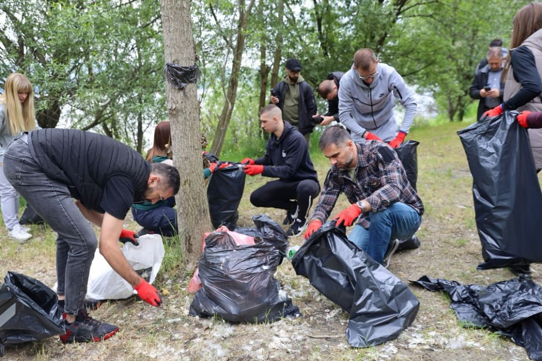 Ministarka Pavkov i gradonačelnik Mićin u zajedničkoj akciji čišćenja Dunava sa meštanima Futoga (FOTO)