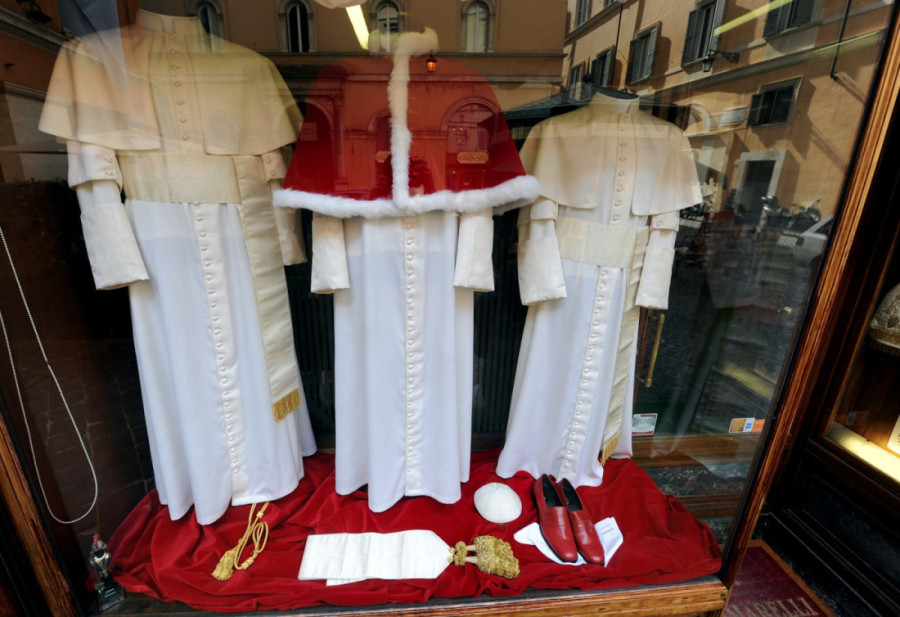 Papa postao modna ikona: Navukao jedan komad garderobe i sad ga žele svi (FOTO)