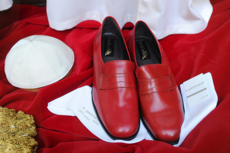 Papa postao modna ikona: Navukao jedan komad garderobe i sad ga žele svi (FOTO)