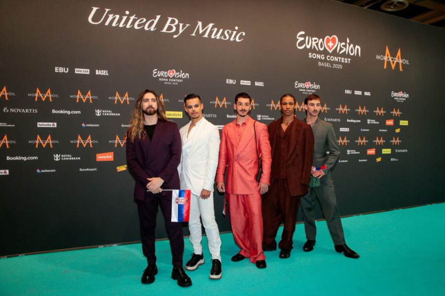 Zvanično otvorena "Evrovizija": Princ prošetao tirkiznim tepihom, njegovu kosu svi komentarišu (FOTO)