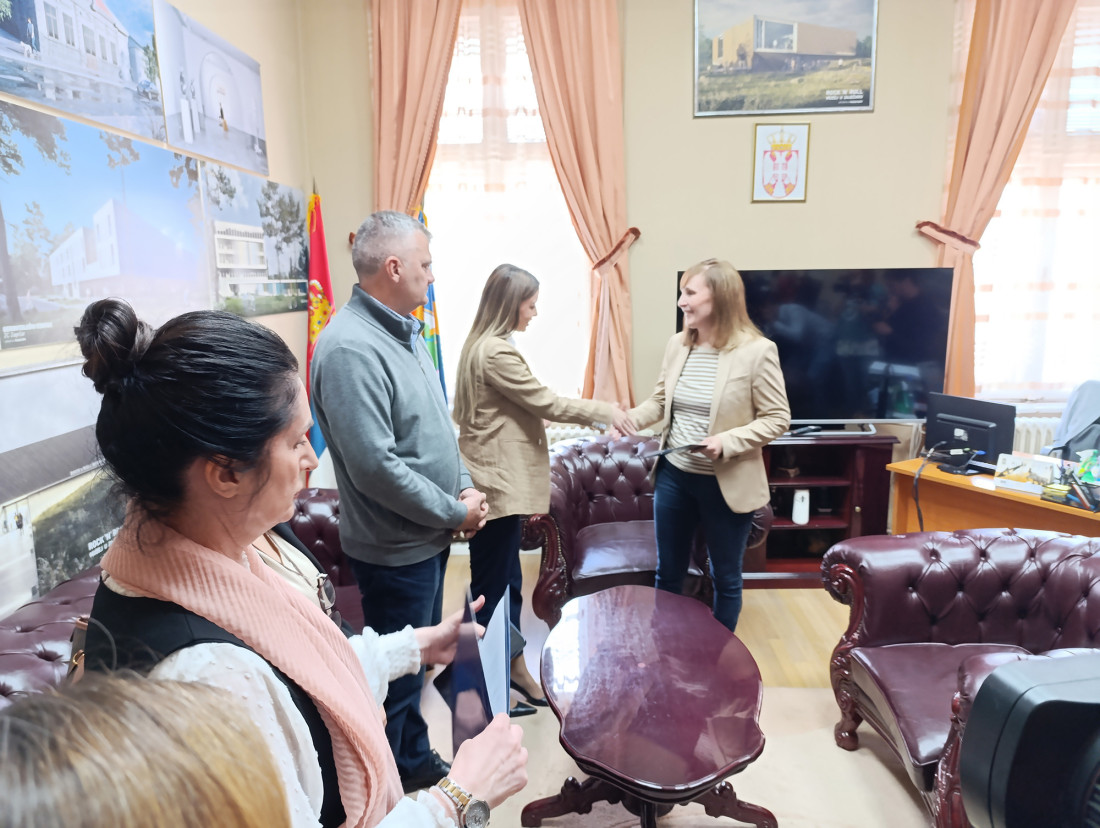 Vlada deli novac porodičnim firmama: Prvi dobili čak dva miliona! (FOTO)