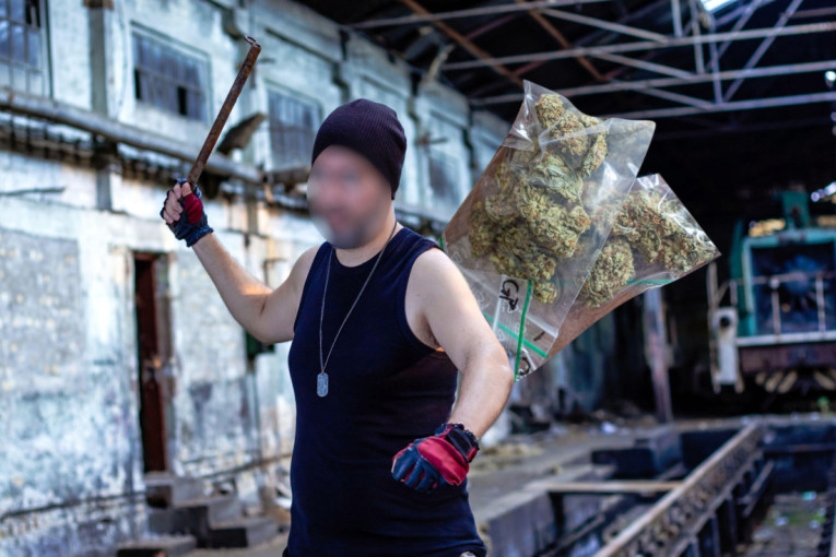 Krvava metalna šipka i kesice pune droge: Detalji zverskog prebijanja momka i devojke na Ledinama