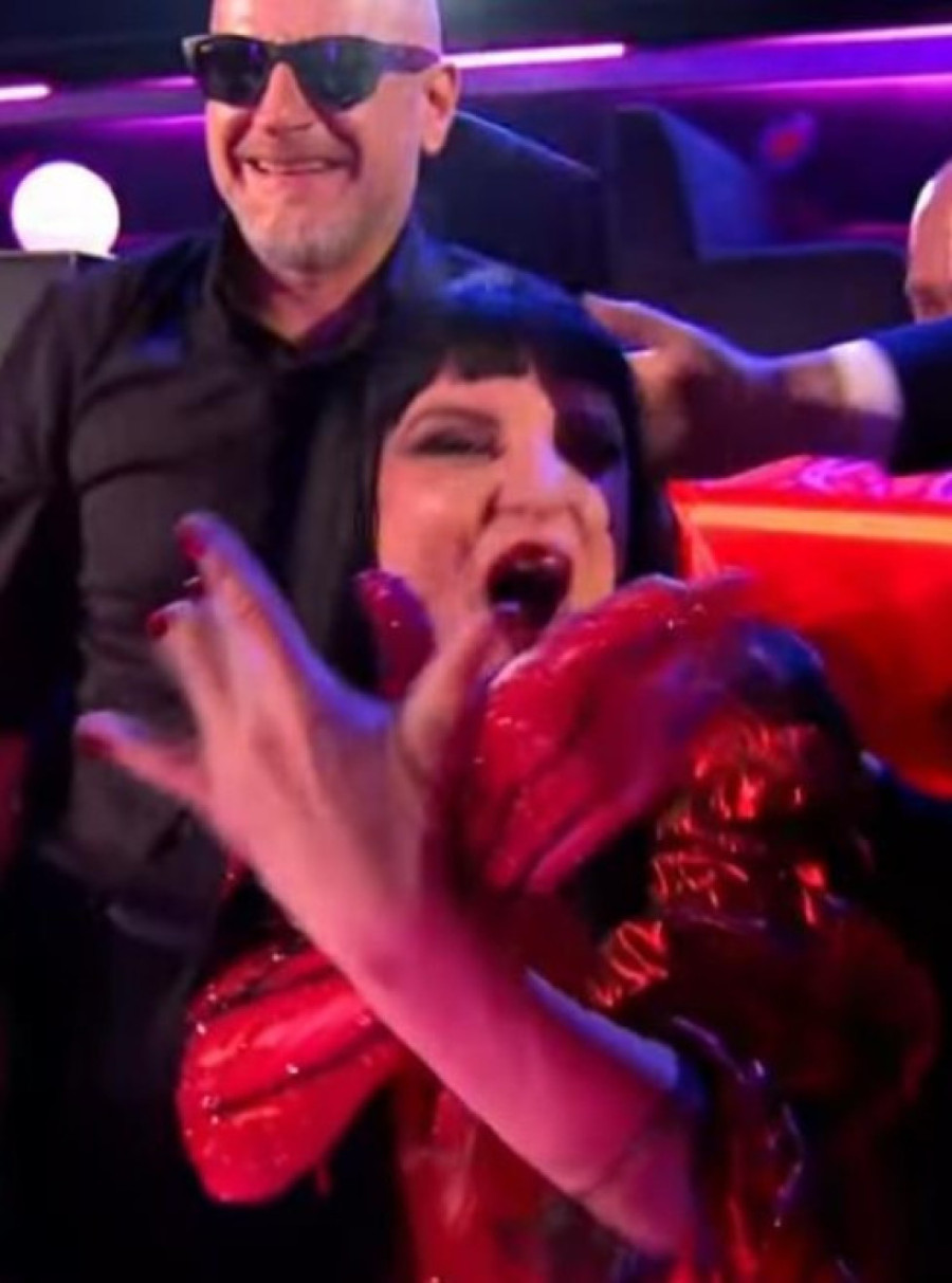 Sramno ponašanje albanske predstavnice: U programu uživo u kameru pokazala simbol dvoglavog orla!