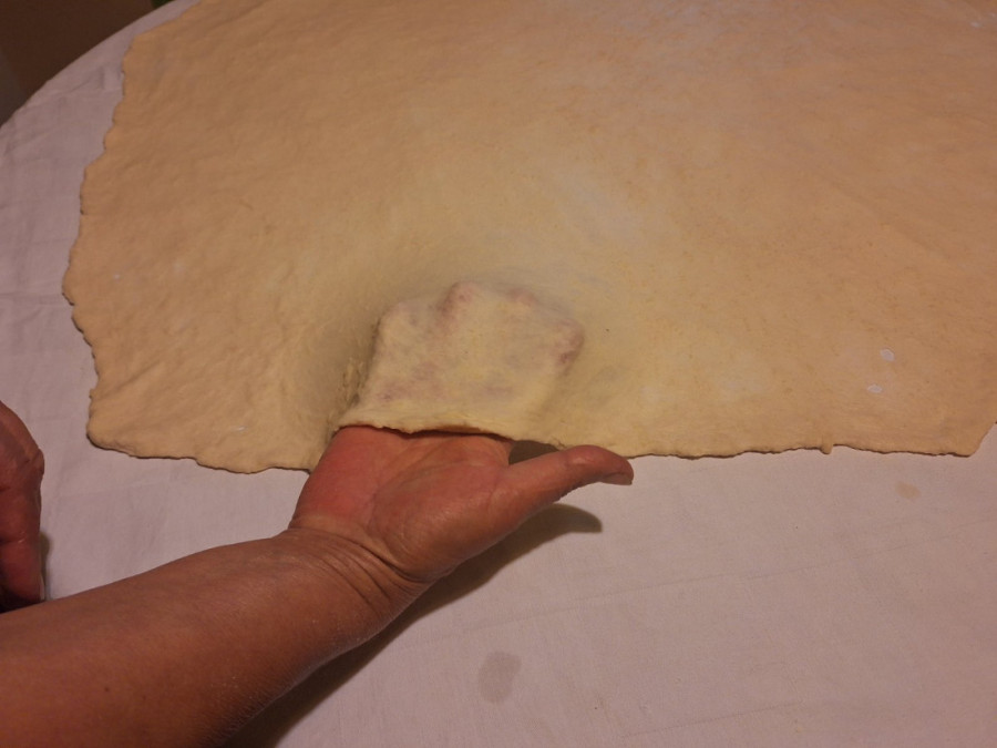 Recept dana: Oko sela testa, staro sremačko jelo koje izgleda skromno, a razbija od ukusa - direktno iz bakine sveske (FOTO)