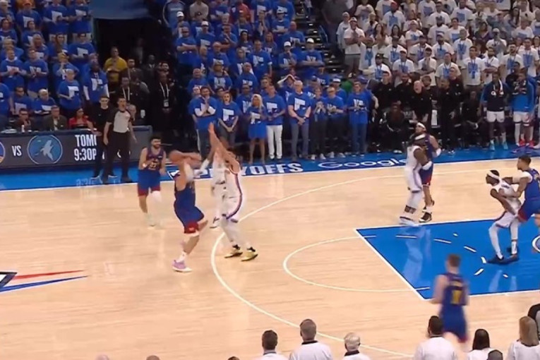 Da li je ovo najluđa Jokićeva trojka ikada? Navijači Oklahome se u neverici hvatali za glave (VIDEO)