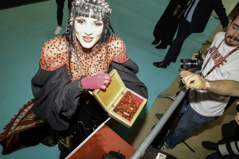 Sramno provocira Srbe, a nosi obeležja naše zemlje: Albanska predstavnica sve razbesnela! (FOTO)