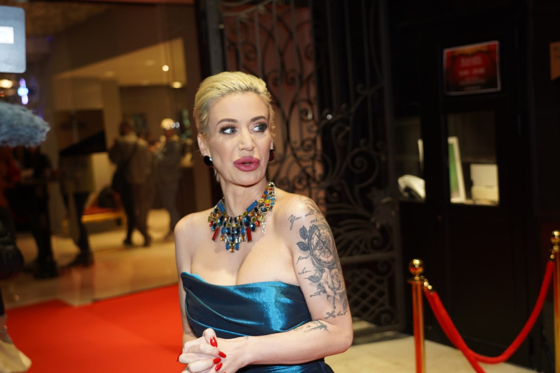 Doživela peh usred emisije! Voditeljka vrisnula i ostavila sve učesnike u šoku (VIDEO)