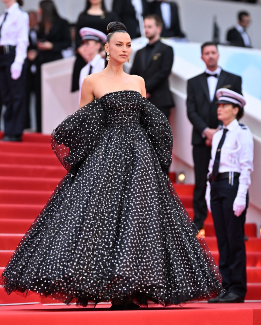 Nema golotinje, ali drama je tu: Irina Šajk briljirala na Kanu u upečatljivoj crnoj kreaciji (FOTO)