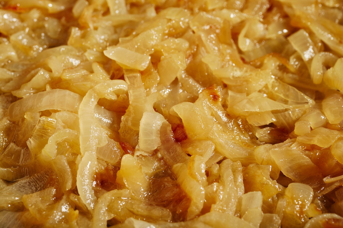 Karamelizujte luk kao profesionalac: Uz trikove koje koriste i šefovi kuhinje dobićete odličan dodatak jelima