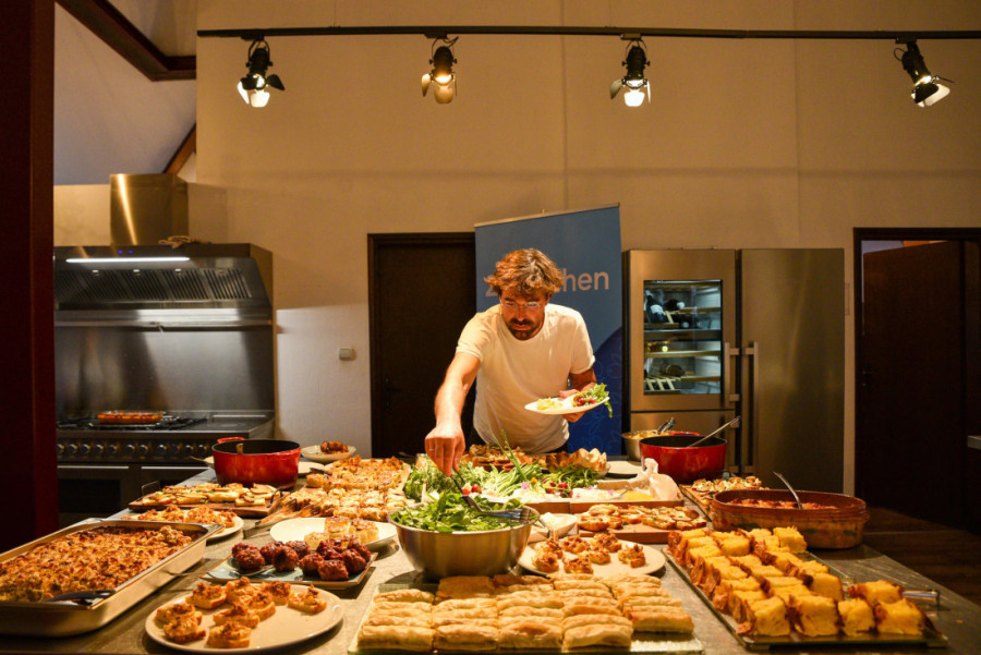 Slavni grčki kuvar oduševljen srpskom prasetinom: Akis Petrecikis u gurmanskoj avanturi u Il Primo školi kuvanja