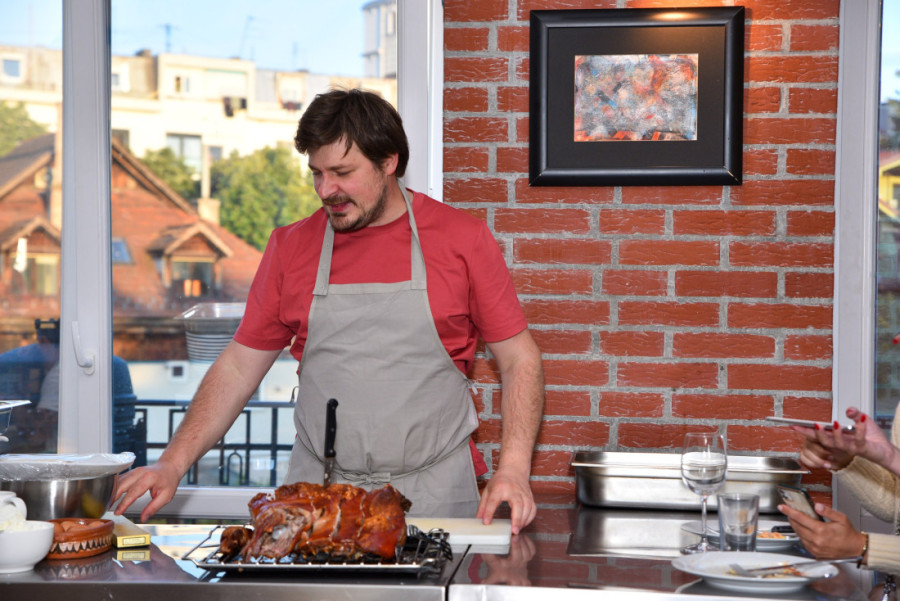 Slavni grčki kuvar oduševljen srpskom prasetinom: Akis Petrecikis u gurmanskoj avanturi u Il Primo školi kuvanja
