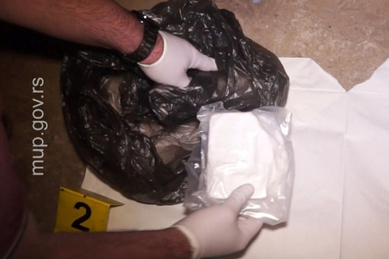 Velika zaplena u Beogradu: Kokain, heroin, keš, a u ormanu - ulje (FOTO)