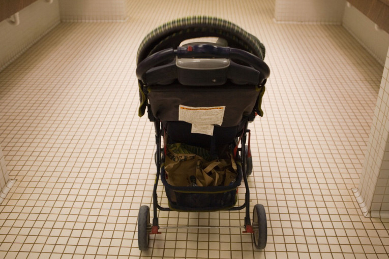 Pokupio dečija kolica i otrčao: Panika ispred doma zdravlja, majka ostala u šoku