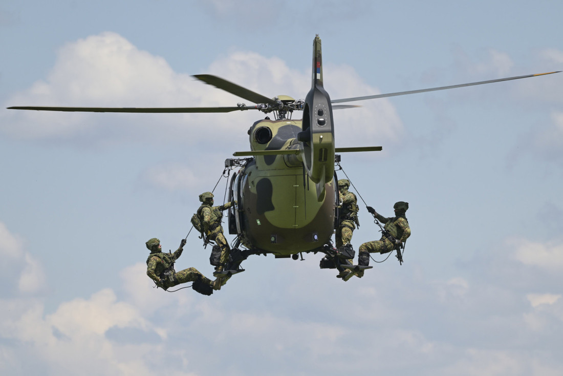 Samo za najhrabrije! Pogledajte kako srpski specijalci vise iz helikoptera u smrtonosnoj vežbi! (FOTO)
