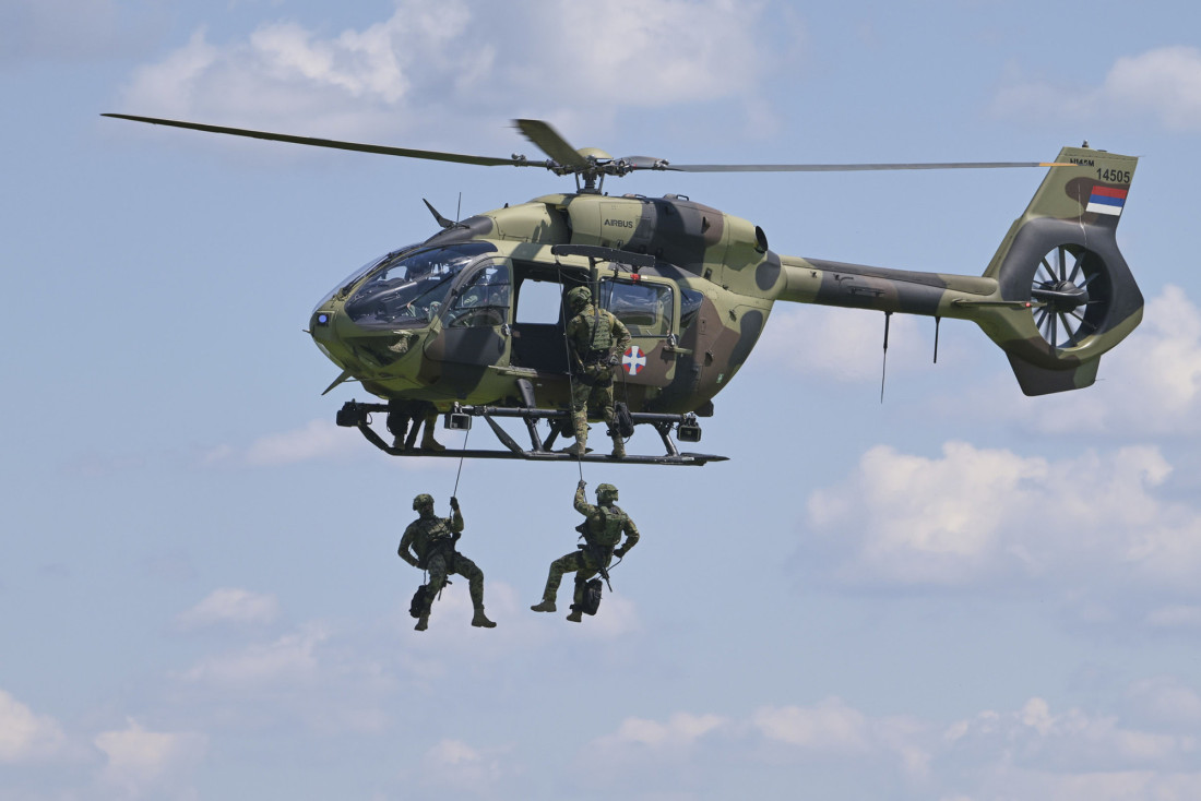 Samo za najhrabrije! Pogledajte kako srpski specijalci vise iz helikoptera u smrtonosnoj vežbi! (FOTO)