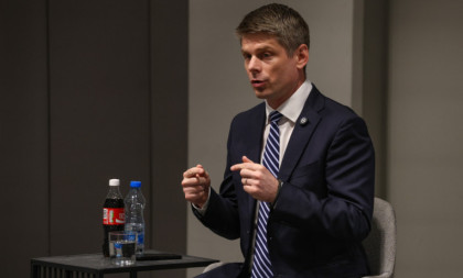 Demoliran večiti student: Poslušajte odgovor Arno Gujona neprijateljima Srbije (VIDEO)